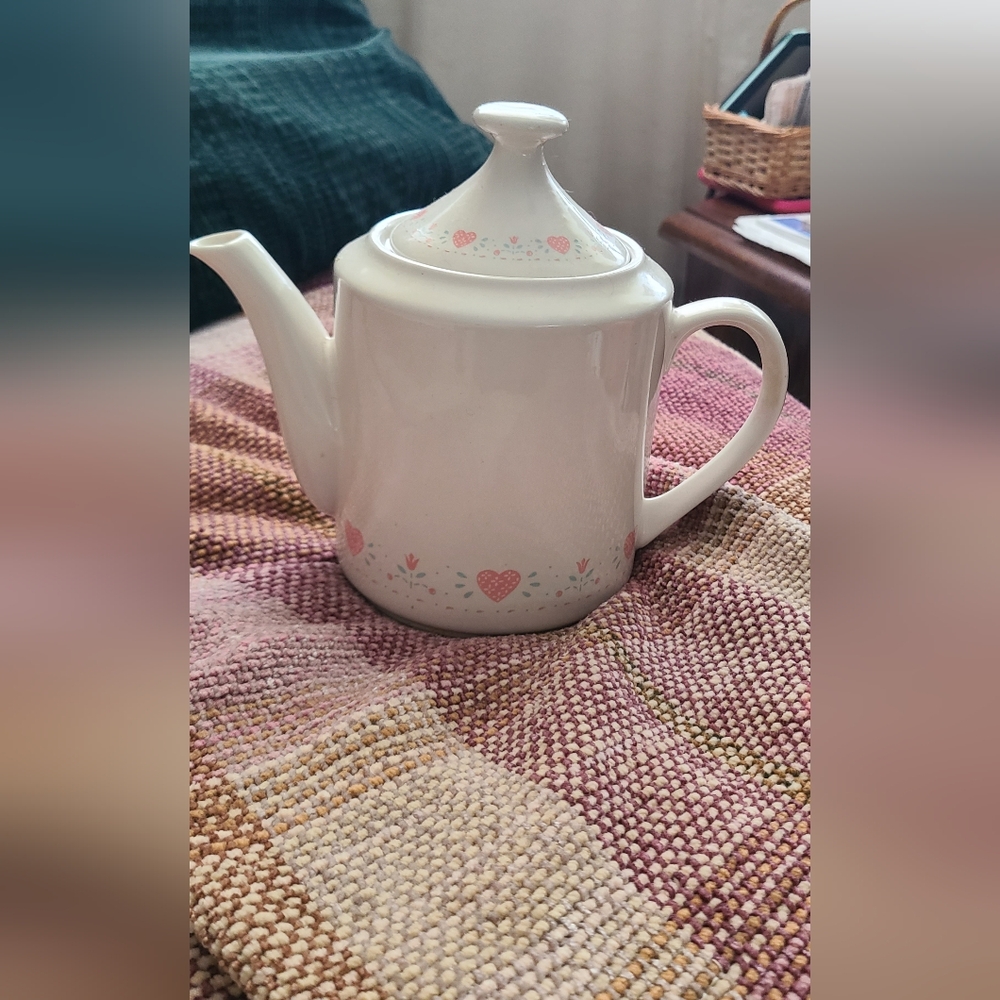 NEW. Vintage Collectible Corelle "Forever Yours" White Teapot W/Pink Hearts.